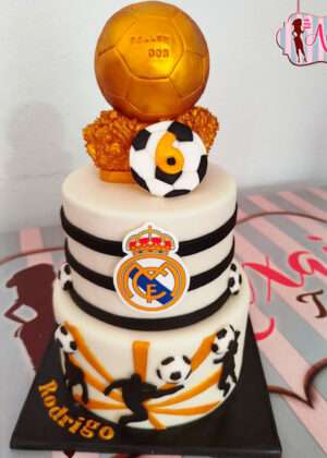 Tarta futbol Real Madrid balon de oro de dos pisos con detalles de jugadores y escudo en Madrid