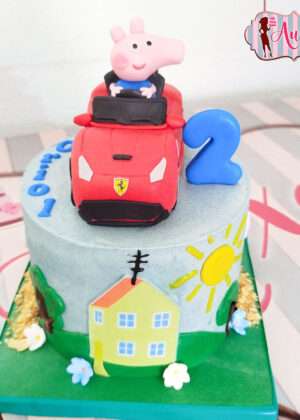 Tarta George Peppa Pig con coche rojo modelado en pasta de azúcar para cumpleaños infantil en Madrid