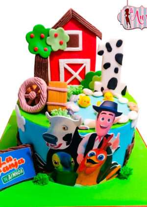 Tarta de la granja de Zenón en Madrid para primer cumpleaños infantil con granero rojo y figuras de fondant