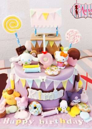 Tarta Hello Kitty y sus amigos modelada en fondant lavanda para cumpleaños infantil en Madrid
