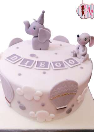 Tarta infantil animales blanco y gris con figuras de fondant de elefante y ratoncito para cumpleaños en Madrid