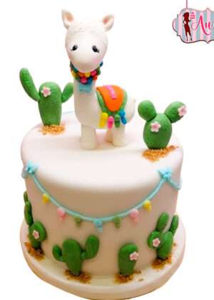 Tarta de llama en Madrid modelada en fondant con detalles de cactus y guirnaldas de colores para cumpleaños infantil de lujo.