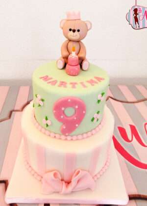 Tarta animales osita reina de dos pisos en rosa y verde menta para cumpleaños infantil en Madrid