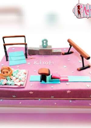 Tarta infantil aparatos de gimnasia artística modelados en fondant en Madrid