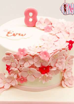 Tarta infantil cascada de flores madrid en tonos rosas y blancos para cumpleaños exclusivo de niña