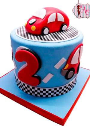 Tarta infantil coche basico rojo de carreras con detalles de bandera de cuadros y número dos para cumpleaños en Madrid