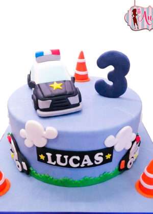 Tarta coche de policia negro madrid personalizada en fondant azul con nubes y conos de tráfico para cumpleaños infantil