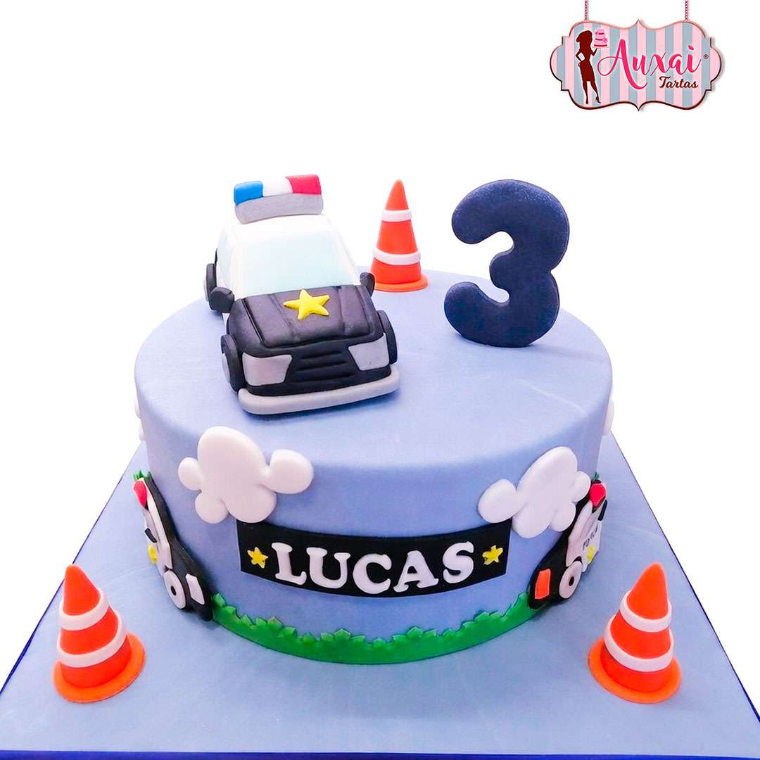 Tarta coche de policia negro madrid personalizada en fondant azul con nubes y conos de tráfico para cumpleaños infantil