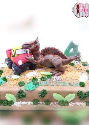 Tarta infantil dinosaurios y coche modelada artesanalmente en Madrid para cumpleaños