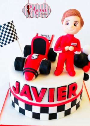 Tarta infantil formula 1 madrid decorada con coche de carreras rojo y piloto modelado en fondant