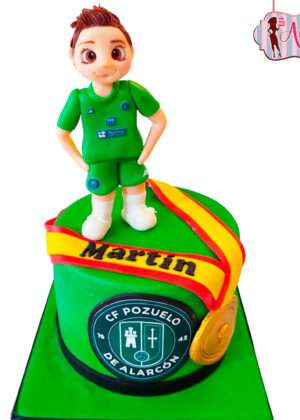Tarta futbol CF Pozuelo de Alarcon con figura de fondant modelada a mano y escudo comestible en papel de azúcar
