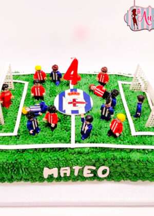 Tarta de fútbol personalizada con figuras estilo Lego y césped de crema en Madrid