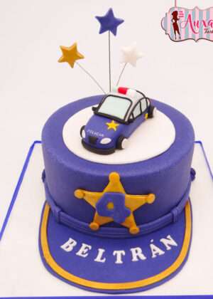 Tarta infantil gorra y coche de policía personalizada en tonos azul y dorado para el cumpleaños de Beltrán en Madrid
