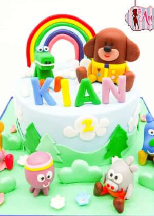 Tarta hey duggee madrid infantil con figuras de fondant y arcoíris de colores