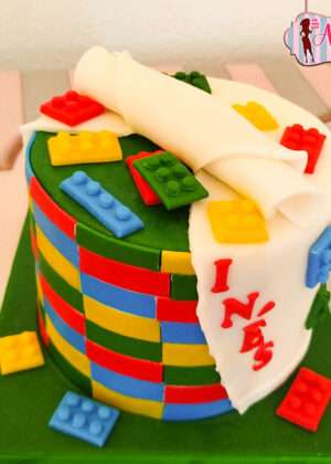 Tarta lego sencilla madrid de fondant blanco y bloques de colores para cumpleaños infantil