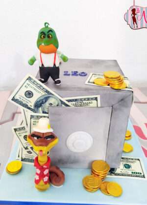 Tarta los tipos malos madrid con forma de caja fuerte de fondant y figuras del Sr. Serpiente y el Sr. Piraña.