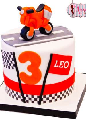 Tarta infantil de moto de carreras modelada en fondant naranja sobre fondo blanco para cumpleanos en Madrid.