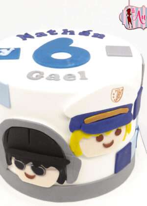 Tarta infantil de fondant inspirada en Playmobil elaborada en Madrid