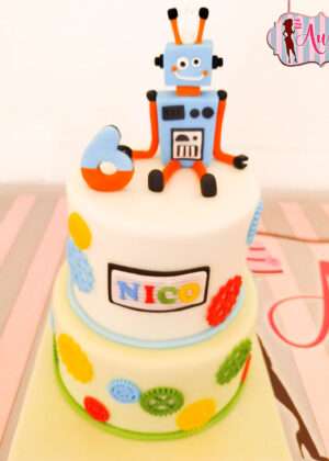 Tarta infantil robot Nico personalizada con detalles de engranajes coloridos elaborada en Madrid