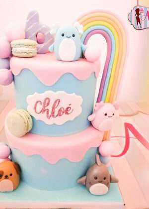 Tarta infantil de Squishmallows en Madrid decorada con personajes de fondant y arcoíris en tonos pastel