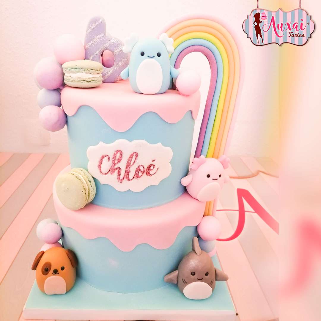 Tarta infantil de Squishmallows en Madrid decorada con personajes de fondant y arcoíris en tonos pastel