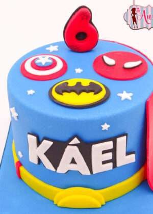Tarta de superheroes personalizada madrid en color azul con emblemas modelados en fondant de Batman, Spiderman y Capitan America para un sexto cumpleanos