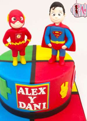 Tarta 2 super heroes de fondant con figuras modeladas a mano de Flash y Superman para cumpleaños infantil en Madrid.