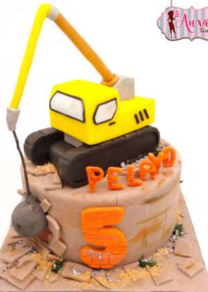 Tarta excavadora de demolicion madrid con bola de derribo y número de cumpleaños en fondant de Auxai Tartas