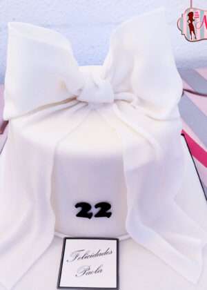 Tarta cumpleaños lazo blanco