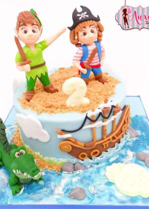 Tarta mellizos Peter Pan Disney con figuras modeladas a mano, barco pirata y cocodrilo de azúcar en Madrid