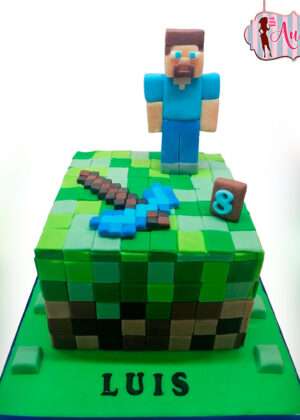 Tarta minecraft cuadrada de diseño geométrico en tonos verdes y marrones con figura de Steve de fondant realizada en Madrid