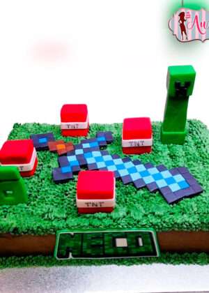 Tarta minecraft sin fondant de crema verde y chocolate con decoración de espada de diamante y Creeper en Madrid