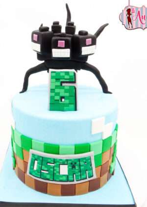 Tarta minecraft personalizada madrid con figura modelada de Wither Storm y detalles de bloques pixelados verdes y marrones.