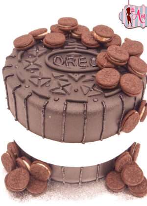 Tarta de galleta oreo madrid esculpida en dos niveles con detalles de relieve y mini galletas reales de decoración para eventos.