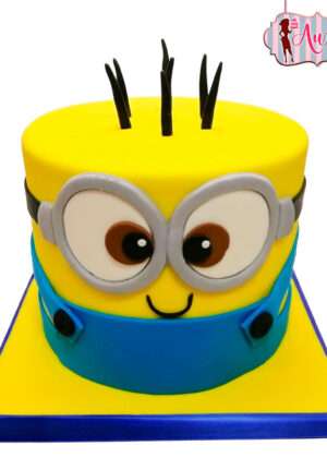 Tarta minion 2d con pelitos modelada en fondant amarillo y azul para un cumpleaños infantil en Madrid.