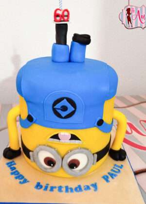 Tarta minion 3d madrid del revés modelada con fondant de diseño para cumpleaños