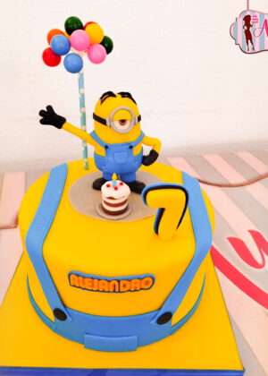Tarta minion con globos madrid modelada en fondant para el cumpleaños infantil de Alejandro en Madrid.