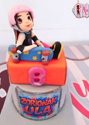 Tarta de skate personalizada con figura de niña patinadora y graffiti colorido para cumpleaños infantil en Madrid.