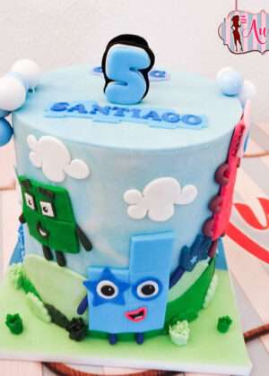 Tarta numberblocks madrid infantil en tonos celestes y figuras 2D de fondant realizada por Auxai Tartas