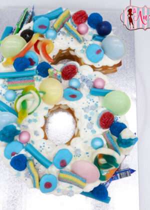 Tarta de números 6 con chuches azules