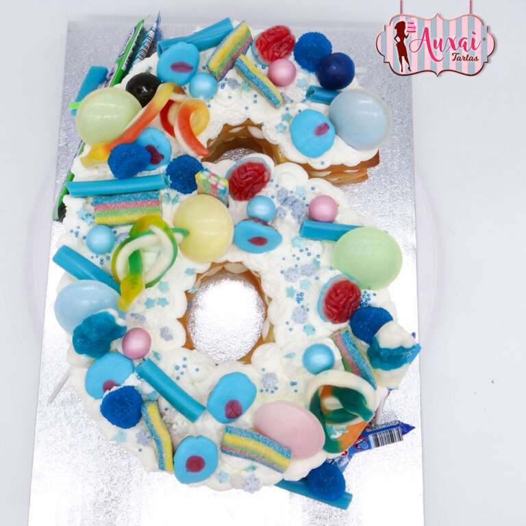Tarta de números 6 con chuches azules