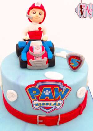 Tarta personalizada de la Patrulla Canina con Ryder modelado a mano en su quad de juguete, elaborada en Madrid.