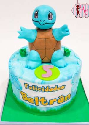 Tarta Pokémon Squirtle en Madrid con modelado en fondant azul para cumpleaños infantil.