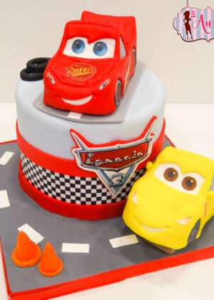 Tarta Rayo McQueen y Cruz Ramírez de fondant sobre una pista de carreras para cumpleaños infantil en Madrid.