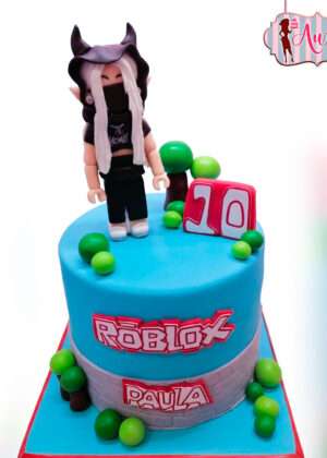 Tarta roblox personalizada madrid con figura modelada en fondant de Paula para su décimo cumpleaños