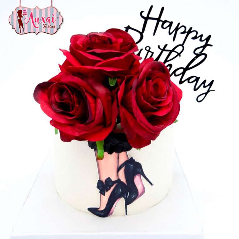 Tarta tacón y rosas artificiales