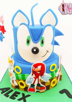Tarta personajes sonic 2d de dos pisos en fondant azul para cumpleaños infantil, elaborada artesanalmente en Madrid.