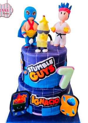 Tarta stumble guys madrid de dos pisos en fondant azul con figuras modeladas a mano de plátano, ninja y luchador