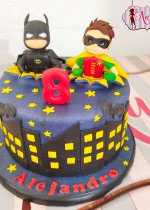 Tarta personalizada de batman en madrid modelada en fondant para un cumpleaños infantil de ocho años.