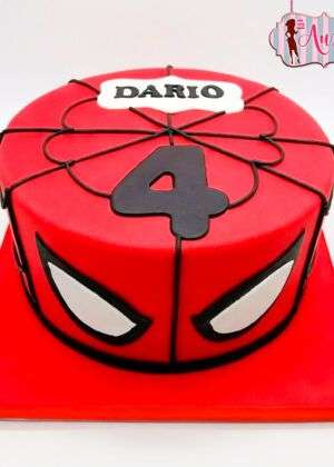 Tarta de superheroes personalizada madrid de Spiderman en fondant rojo para el cumpleaños de Dario.